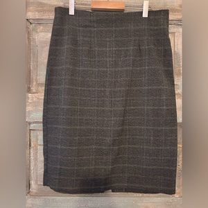 Slim classic pencil skirt. Suzy Shier. Slight stretch. EUC. Sz XS (fits 4-6)